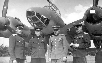Д.Т.Никишин на фоне своего Ту-2 (54 Кб)